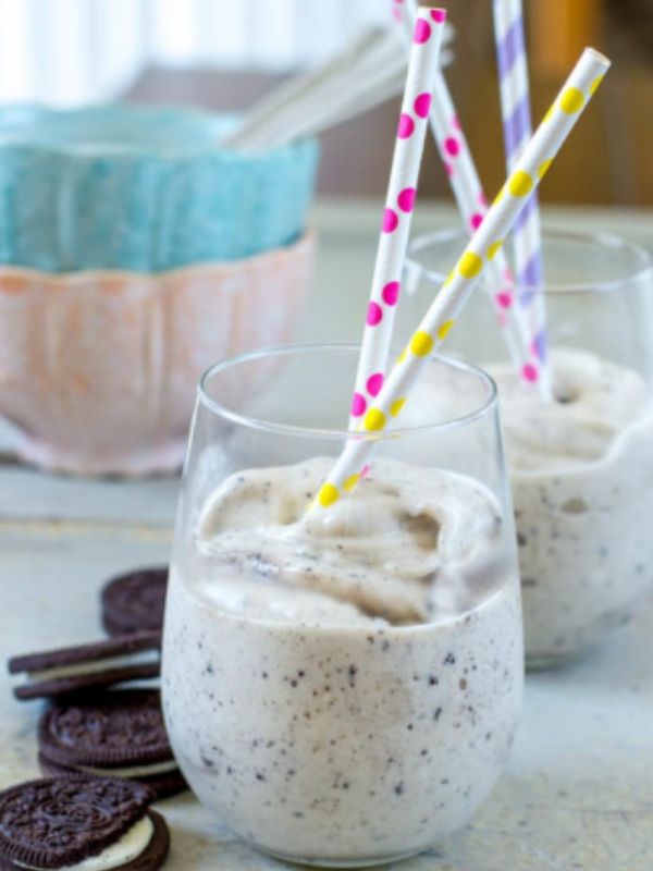 2 Glasses of Skinny Cookies N’ Cream Milkshakes