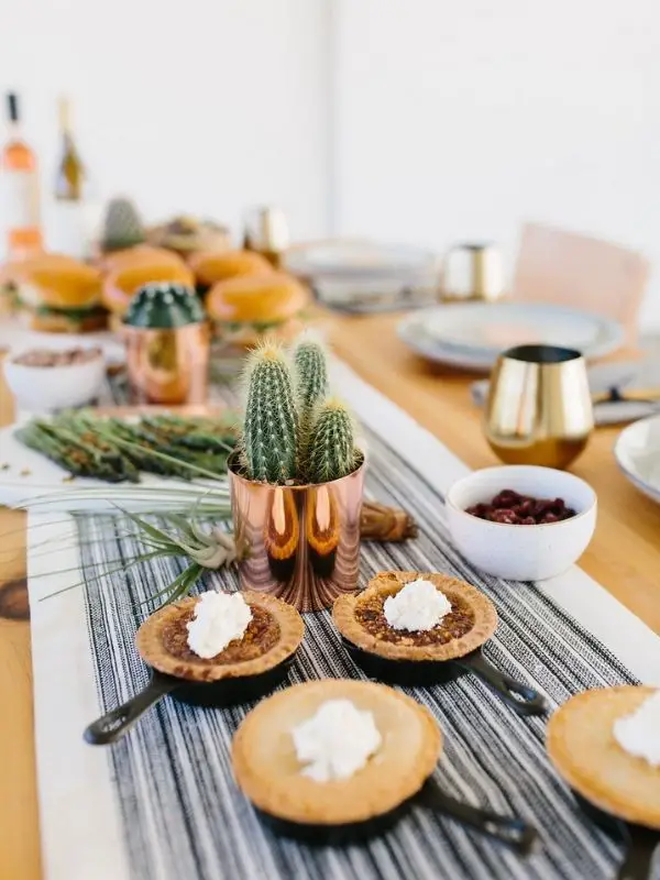 Minimalist Thanksgiving Table Decoration