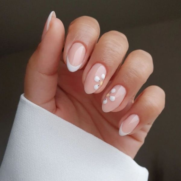 White Daisy Nails